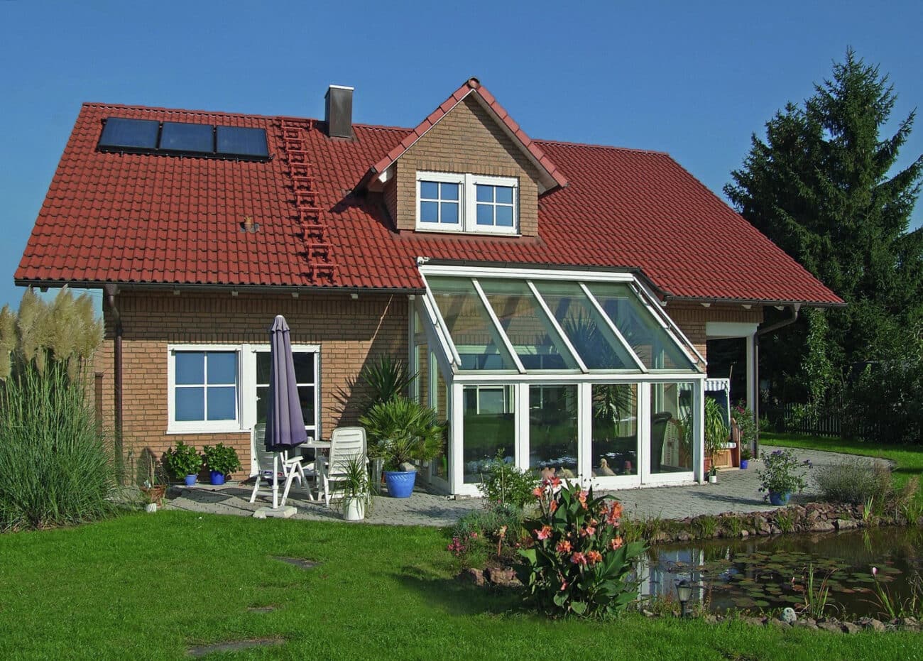 Hus med vinterhave, terrasse og dam