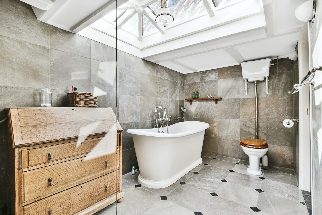Gražus, modernus vonios kambarys su senesniu interjeru