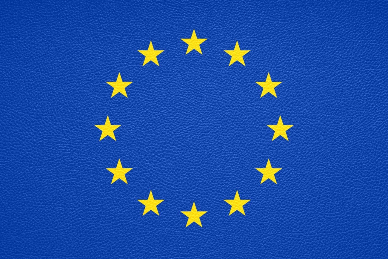 Europos arba Europos Sąjungos arba ES vėliava su odos tekstūros fonu